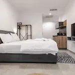 Ela *