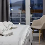 Ela *